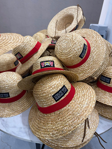 Sombreros de rafia natural hechos a mano con parche de logotipo, embalaje personalizado disponible. Ideales para fiestas de verano, bodas y viajes. - Product Image 1