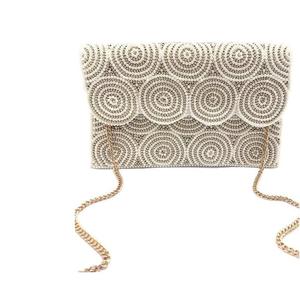 Pochette artisanale à motif floral complexe, brodée à la main avec de petites perles, design floral artisanal, mode féminine, style rock, perles faites à la main - Product Image 1