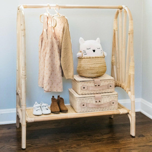 Exhibidores de ropa en oferta, estantes de ropa de ratán al precio más bajo, percheros para ropa. - Product Image 1