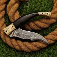 Couteau de chasse pliant de poche en acier Damas forgé à la main, avec manche en bois noir et lame à pointe traînante