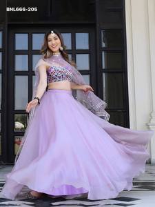 ชุดเลเฮนกาผ้าออร์แกนซ่าดีไซน์หรูหราสำหรับโอกาสพิเศษ พร้อมเสื้อปักลายด้ายหลากสีและผ้าคลุมไหล่ ราคาขายส่ง - Product Image 6