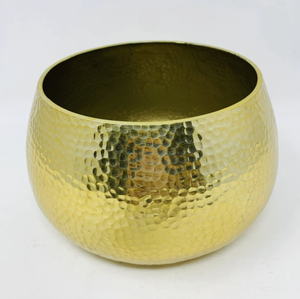 Finition en laiton doré brillant avec une texture martelée à la main sur toute la surface, profil bombé profond et arrondi avec un bord supérieur effilé. - Product Image 1
