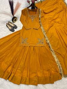 Nouvelle tenue de soirée de créateur en soie crêpe naturelle, top-dupatta réversible et choli entièrement cousu - Product Image 4