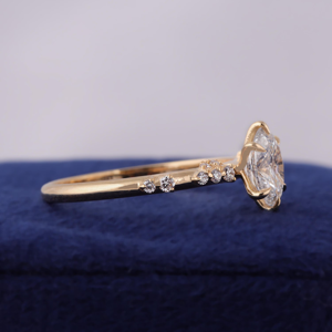 Anillo de Compromiso de Diamante Cultivado en Laboratorio con Corte Ovalado en Oro Amarillo, Estilo Clásico de Lujo para Mujer, 14K, Certificado IGI - Product Image 4