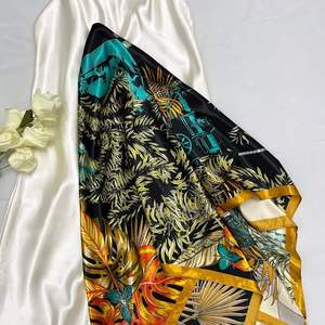 Élégant foulard carré en soie de mûrier pour femme, imprimé géométrique, respirant, luxe et mode - Product Image 2