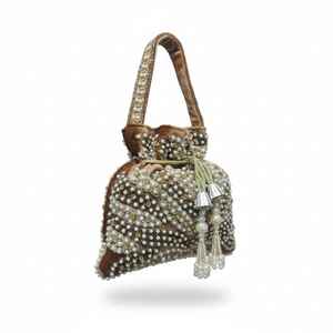 Bolso potli de terciopelo marrón con perlas - Product Image 1