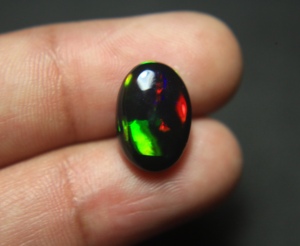 Ópalo Negro Gema Preciosa Natural Etíope de 15*10*5mm, Corte Ovalado, Cabujón de 3.80 Quilates con Fuego Multicolor, Piedra Suelta - Product Image 1