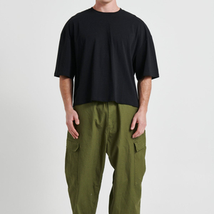 เสื้อยืดครอปสตรีทแวร์ผ้าฝ้ายถักคุณภาพสูง 100% สีดำล้วน ดีไซน์สั่งทำพิเศษสำหรับผู้ชาย - Product Image 3