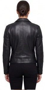 Chaqueta de cuero negra para mujer al por mayor, estilo motero con hombros con tachuelas, abrigo asimétrico, proveedor de ropa exterior de corte ajustado personalizado - Product Image 2