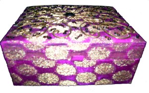Bolso de Regalo Navideño Rectangular Bordado a Mano con Diseño de Flores en Rosa Dorado (6" Ancho x 6" Largo x 3" Alto) - Product Image 2