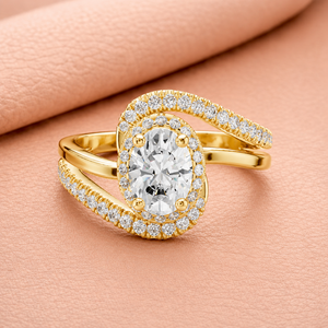 Un elegante anillo de diamantes con halo ovalado y banda trenzada, diseñado para una brillantez atemporal, lujo refinado y romance moderno. - Product Image 2