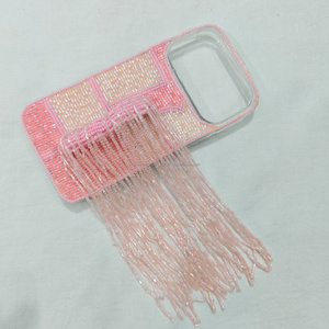 Housse de téléphone portable brodée à la main avec des perles et des franges, housse arrière pour iPhone rose avec taille personnalisable - Product Image 4