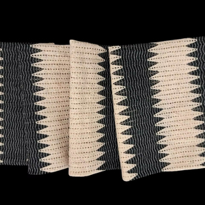 Tela de punto de ganchillo a rayas negras y beige al por mayor para vestidos, tops, cárdigans y costura DIY – Patrón geométrico en zigzag - Product Image 1