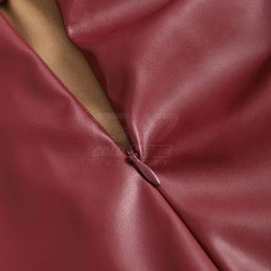 Jupe mini en cuir bordeaux taille haute pour femme, avec fente latérale et design froncé, mode féminine, OEM ODM personnalisé - Product Image 5