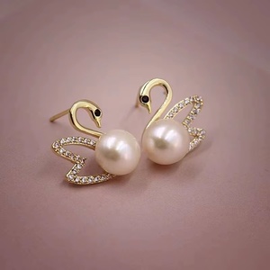 Boucles d'oreilles clous cygne AMBER JEWELS vintage en alliage de zinc plaqué or 18 carats, imitation perle et zircon, certifiées IGI pour femme - Product Image 2