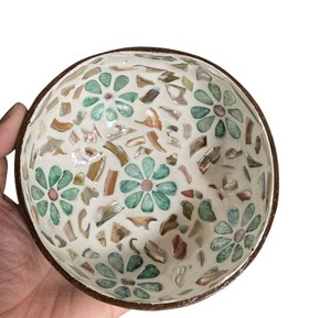 Crea una atmósfera tranquila y artística con esta florera de coco con incrustaciones de nácar, hecha a mano para tu hogar moderno. - Product Image 2