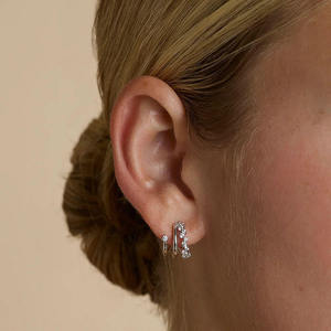Boucles d'oreilles créoles Huggie à triple rangée en or massif 14K avec diamants de laboratoire pour femme, créoles superposées, boucles d'oreilles délicates multi-bandes style Crawler - Product Image 6