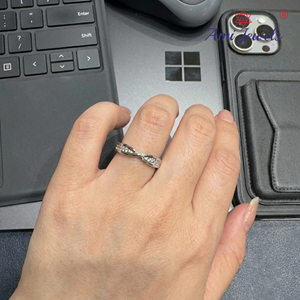 Anillo de Diamantes Cruzado de Lujo, Oro Sólido de 18K, Banda Cruzada, Anillo de Compromiso y Boda, Certificado IGI, Regalo Moderno y Elegante - Product Image 4