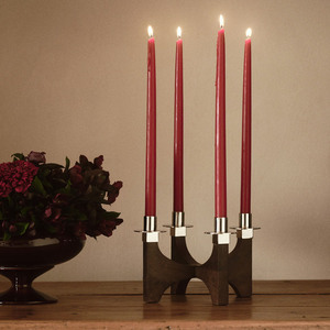Candélabre en bois élégant de style mid-century modern avec quatre supports de bougies coniques argentés, idéal pour une décoration de table contemporaine - Product Image 5