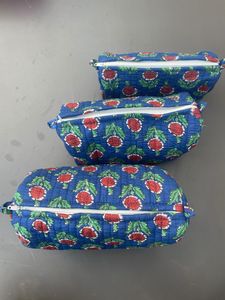 Ensemble de trousses de toilette matelassées en coton à motifs floraux bleus et rouges avec fermeture éclair, pochettes de rangement de voyage, commande en gros - Product Image 1