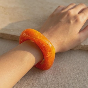 Brazalete Artesanal de Resina de Mármol, Geométrico, Orgánico, Ondulado, Color Ámbar Naranja, Diseño de Caparazón de Tortuga - Product Image 5