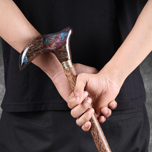 Bâton de marche traditionnel en bois avec finition en écorce naturelle, canne de marche en bois de qualité supérieure pour le marché des cadeaux, bâton de randonnée artisanal en bois dur - Product Image 3