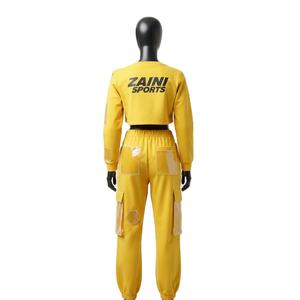 Conjunto de mujer de alta calidad: camiseta corta de algodón y poliéster de 240 GSM y pantalones cargo de felpa con panel de PVC transparente amarillo y logo. - Product Image 3