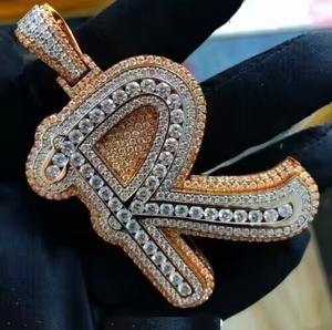 จี้เพชรโมอิสซาไนต์แท้ทรงกลม 2.00 กะรัต ตัวอักษรแบบกำหนดเอง ชุบทองคำขาว 14K บนตัวเรือนเงินแท้ สำหรับงานปาร์ตี้ ประดับเพชร - Product Image 2