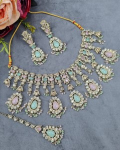 Parure de bijoux ethniques plaqués or antique avec collier, boucles d'oreilles et mangtika en pierre de cristal taille poire, pour occasions festives, vente en gros - Product Image 1
