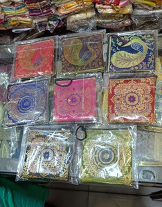 กระเป๋าใส่เหรียญลายยูนิคแบบดั้งเดิม ประดับด้วยลวดลายนกยูงและมันดาลา ทำจากผ้าไหมโบรเคดเนื้อเงา เหมาะสำหรับเป็นของขวัญตอบแทนในงานพิธีแบบดั้งเดิม - Product Image 1