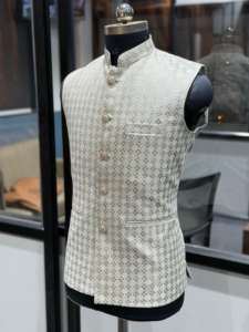 Veste longue élégante pour homme, brodée et ornée de sequins, idéale pour les événements formels, disponible à la vente - Product Image 4