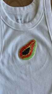 เสื้อกล้ามปักลายดอกชบาสีชมพูประดับเปลือกหอยสไตล์ทรอปิคอล  ผ้าฝ้ายริบสีขาว  ซัพพลายเออร์ที่ดีที่สุด - Product Image 5