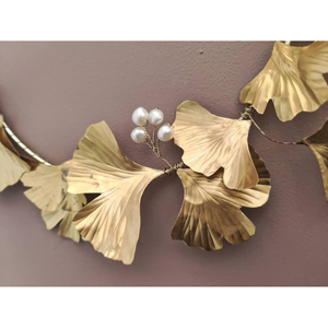 Couronne murale élégante en métal en forme de feuille de Ginkgo, avec des feuillage doré scintillant et des accents délicats de perles blanches pour la décoration intérieure - Product Image 6
