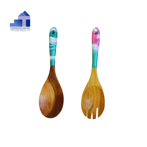 Ensemble de 2 cuillères en bois naturel avec manches colorées, ustensiles artisanaux légers, fabriqués au Vietnam - Product Image 3