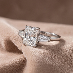 Anillo de compromiso personalizado con tres diamantes radiantes y piedras laterales cónicas tipo baguette. - Product Image 3