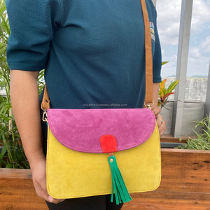Bolso de hombro tipo bandolera de cuero de ante colorido hecho a mano para mujer, bolsos con borlas de cuero reciclado sostenible - Product Image 4