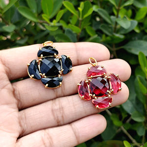 Nuevo componente de joyería: colgante con diseño de racimo de flores de ónix negro, corte cojín, chapado en oro de 18k, engastado con puntas. - Product Image 4