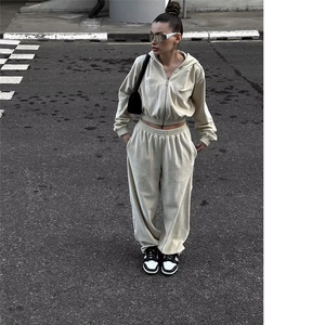 Ensemble de survêtement décontracté et confortable pour femme, de haute qualité, personnalisé, style vintage, avec fermeture éclair, haut court slim et pantalon de sport, tenue décontractée tendance pour femme - Product Image 3