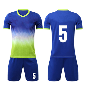 Maillot de football personnalisé 100% polyester avec logo sur le devant, manches courtes, respirant et à séchage rapide - Product Image 1