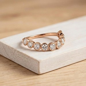 Anillo de Compromiso con Diamante Cultivado en Laboratorio, Corte Brillante Redondo, Certificado IGI, Claridad DEF VS VVS, Oro Sólido de 10K, 14K o 18K, Diseño con Piedras Laterales - Product Image 4