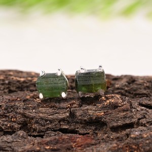 ต่างหูแบบมินิมอลประดับทัวร์มาลีนสีเขียวดิบ เงินสเตอร์ลิง เครื่องประดับสำหรับใช้ทุกวัน - Product Image 2
