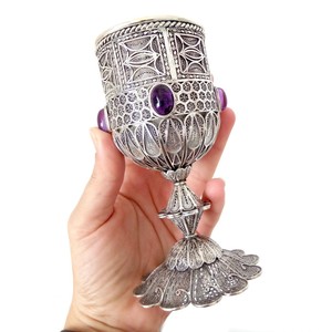 Gobelet en laiton fait main, design classique vintage gaufré, forme cloche, coupe à vin à long pied, écologique, compatible lave-vaisselle, pour mariage - Product Image 2