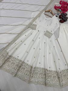 TENNECY Nuevo Vestido de Seda Vichitra Pura de Diseño Bollywood, Reversible, de Secado Rápido y Sin Arrugas, para Bodas, Diwali y Fiestas, con Pantalón y Dupatta - Product Image 4