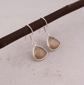 Orecchini all'ingrosso in pietra di luna naturale, argento sterling 925, taglio trilione, con gemma, realizzati a mano, calcedonio pesca, del produttore - Product Image 6