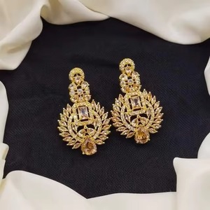Boucles d'oreilles fleuries plaquées or avec pierres en zircon vert, style ethnique vintage Jhumka pour femmes, parures de bijoux pour mariage et fêtes - Product Image 4