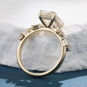 Bague de fiançailles en moissanite taille émeraude avec halo baguette en or jaune 14 carats, bague de mariage, bague de fiançailles, cadeau pour elle, bague de demande en mariage. - Product Image 3