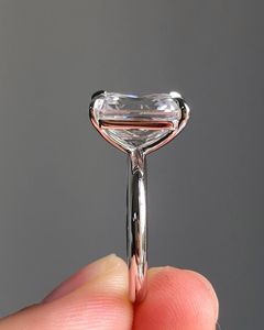 Bague de fiançailles et de mariage en or jaune 14 carats avec diamant de laboratoire taille émeraude 4 carats, certifiée IGI, de luxe, pour soirée - Product Image 5