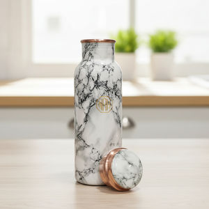 Bouteille d'eau artisanale en cuivre pur de 750 ml |   Conception Écologique Anti-Fuite avec Couvercle, Logo Personnalisé, Utilisation Bien-être Ayurvédique - Product Image 6