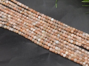 Perles en pierre de lune pêche facettées en forme de cube - 15 pouces, environ 4 mm - Fournitures pour grossistes - Nouveauté - Pierre naturelle certifiée pour la bijouterie - Product Image 5