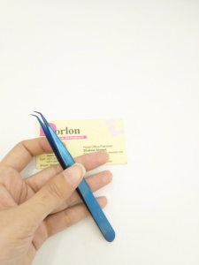 Pince à cils en acier inoxydable à finition durable, bleu plasma, logo personnalisé, courbure en C, pour extensions de cils. - Product Image 5